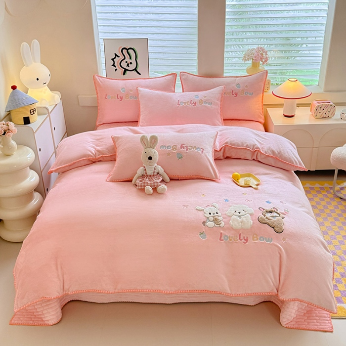 91家纺网 家纺一手货源 找家纺 （总）漫布云家纺2025新款230g全消光大版卡通牛奶绒兔毛贴布绣花床盖四件套可爱卡通男孩女孩法莱绒被套床盖四件套  欢乐兔 
