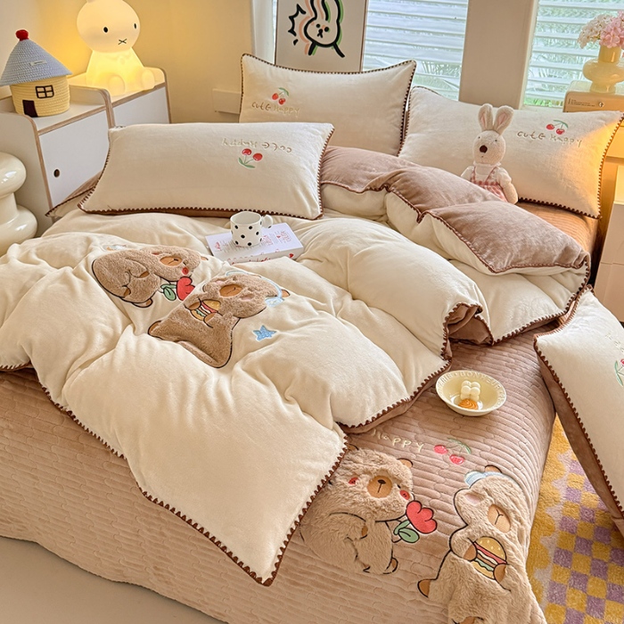 91家纺网 家纺一手货源 找家纺 （总）漫布云家纺2025新款230g全消光大版卡通牛奶绒兔毛贴布绣花床盖四件套可爱卡通男孩女孩法莱绒被套床盖四件套 可爱布布  