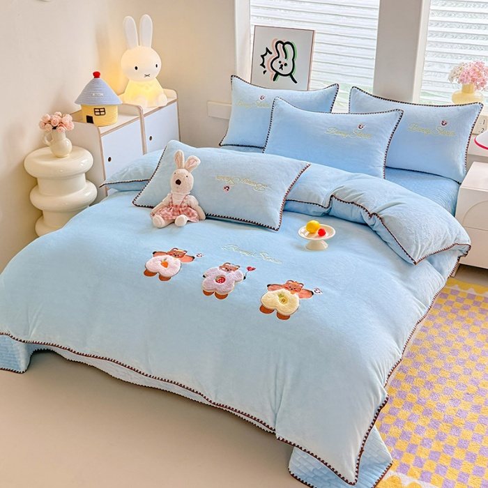 91家纺网 家纺一手货源 找家纺 （总）漫布云家纺2025新款230g全消光大版卡通牛奶绒兔毛贴布绣花床盖四件套可爱卡通男孩女孩法莱绒被套床盖四件套 笑脸熊 