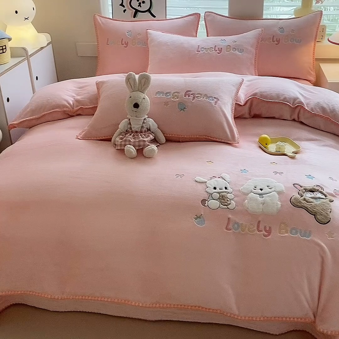 91家纺网 家纺一手货源 找家纺 （总）漫布云家纺2025新款230g全消光大版卡通牛奶绒兔毛贴布绣花床盖四件套可爱卡通男孩女孩法莱绒被套床盖四件套  欢乐兔 
