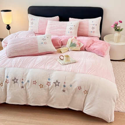 91家纺网 家纺一手货源 找家纺 （总）【苏东来】2025高端加厚保暖纯色甜美公主赫本风法式工艺款雕花牛奶绒四件套清新少女婴儿法莱兔绒四件套