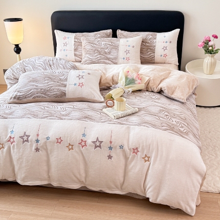 91家纺网 家纺一手货源 找家纺 （总）【苏东来】2025高端加厚保暖纯色甜美公主赫本风法式工艺款雕花牛奶绒四件套清新少女婴儿法莱兔绒四件套