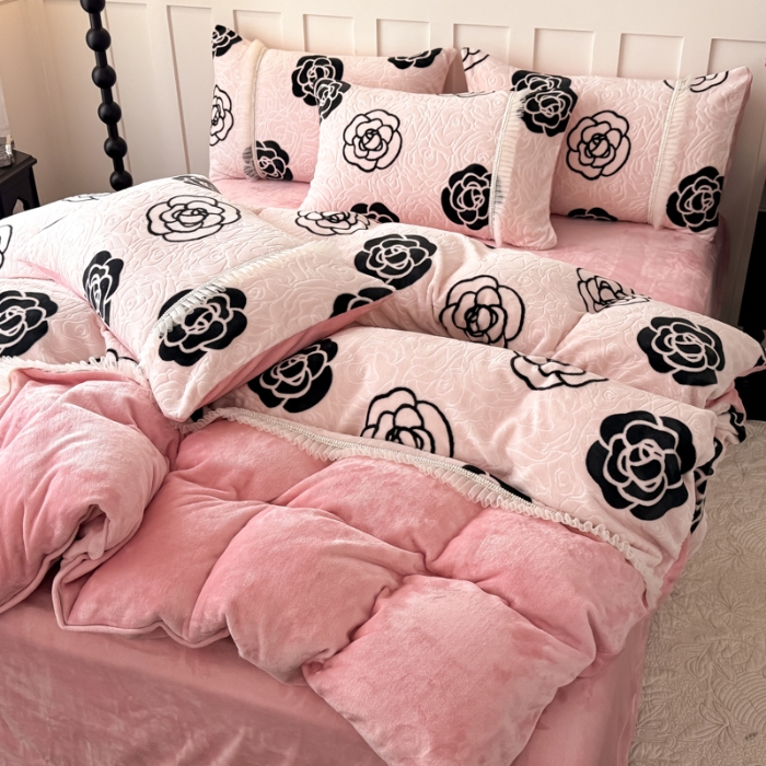 91家纺网 家纺一手货源 找家纺 （总）【苏东来】2025高端加厚保暖纯色甜美公主赫本风法式工艺款雕花牛奶绒四件套清新少女婴儿法莱兔绒四件套