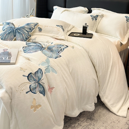 91家纺网 家纺一手货源 找家纺 手提包九斤重超厚绵密有肌氧绒刺绣四件套秋冬加厚保暖牛奶绒宝宝绒床上用品 米月白-绒蝶舞-A类超厚绵密有肌氧绒