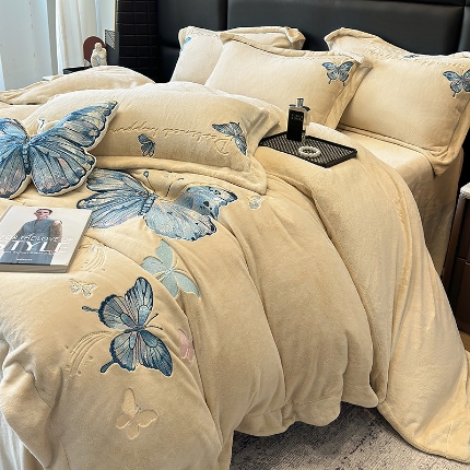 91家纺网 家纺一手货源 找家纺 手提包九斤重超厚绵密有肌氧绒刺绣四件套秋冬加厚保暖牛奶绒宝宝绒床上用品 浅米灰-绒蝶舞-A类超厚绵密有肌氧绒