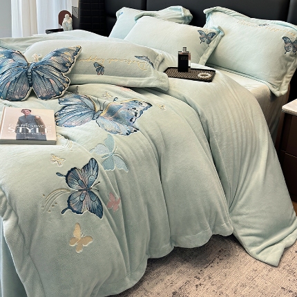 91家纺网 家纺一手货源 找家纺 手提包九斤重超厚绵密有肌氧绒刺绣四件套秋冬加厚保暖牛奶绒宝宝绒床上用品 宁静蓝-绒蝶舞-A类超厚绵密有肌氧绒