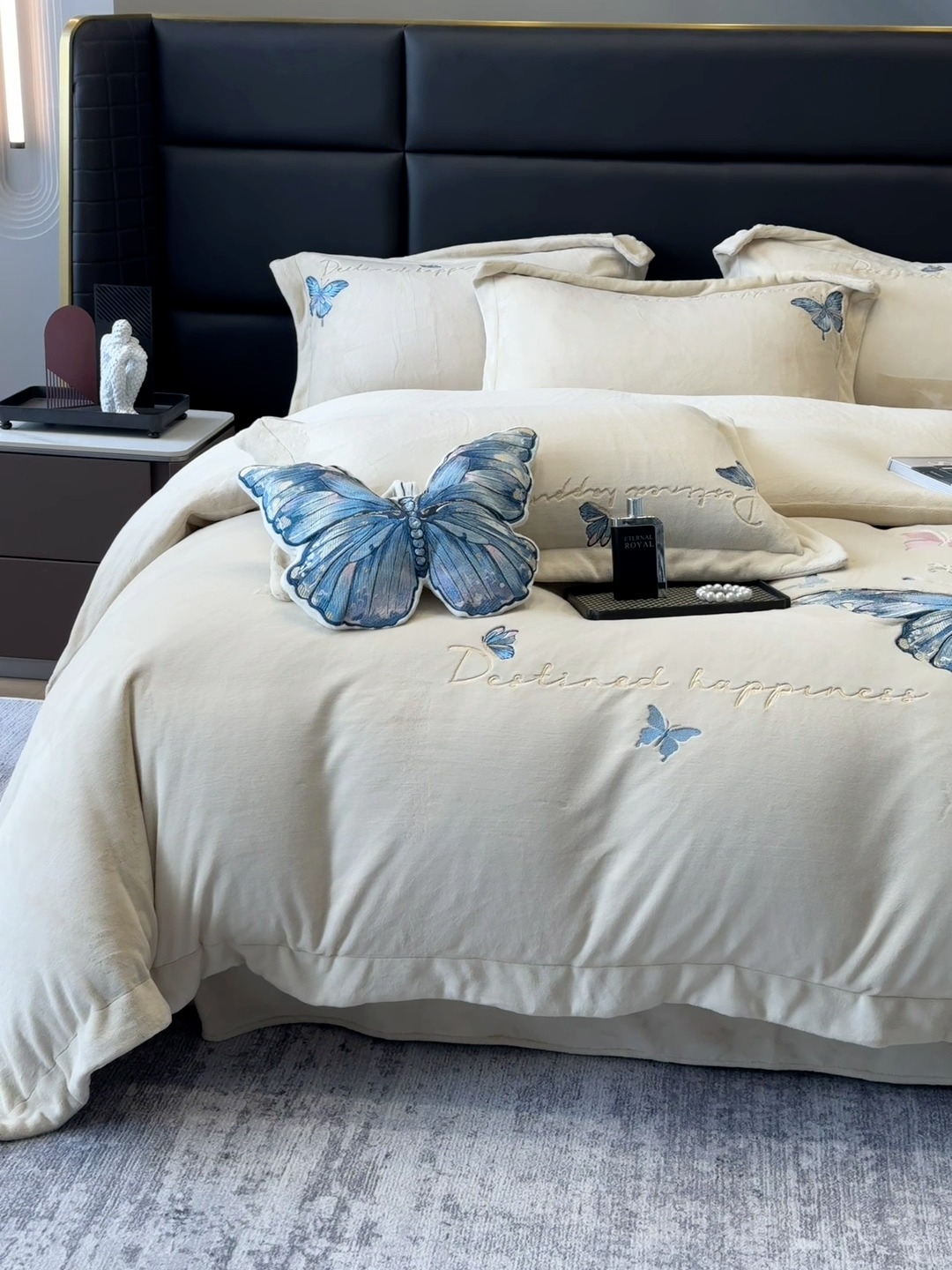 91家纺网 家纺一手货源 找家纺 手提包九斤重超厚绵密有肌氧绒刺绣四件套秋冬加厚保暖牛奶绒宝宝绒床上用品 浅米灰-绒蝶舞-A类超厚绵密有肌氧绒