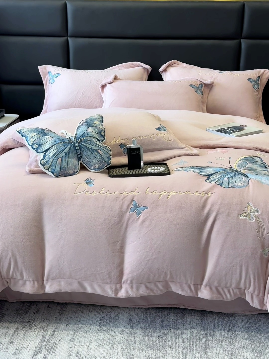 91家纺网 家纺一手货源 找家纺 手提包九斤重超厚绵密有肌氧绒刺绣四件套秋冬加厚保暖牛奶绒宝宝绒床上用品 豆沙紫-绒蝶舞-A类超厚绵密有肌氧绒