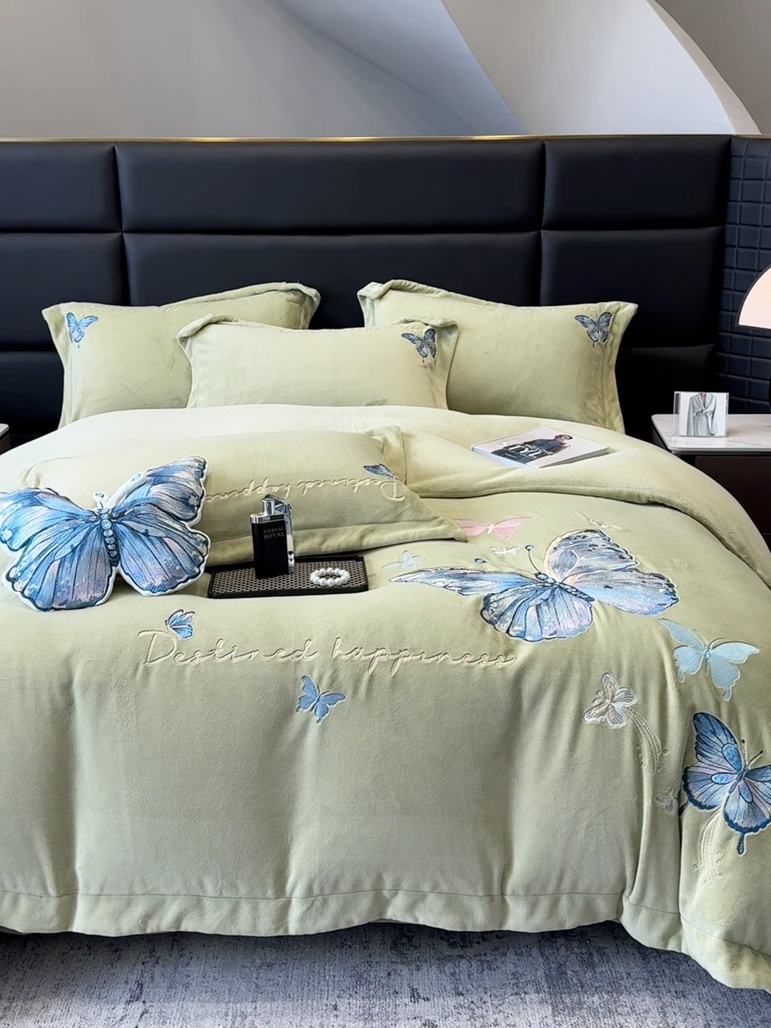 91家纺网 家纺一手货源 找家纺 手提包九斤重超厚绵密有肌氧绒刺绣四件套秋冬加厚保暖牛奶绒宝宝绒床上用品 抹茶绿-绒蝶舞-A类超厚绵密有肌氧绒