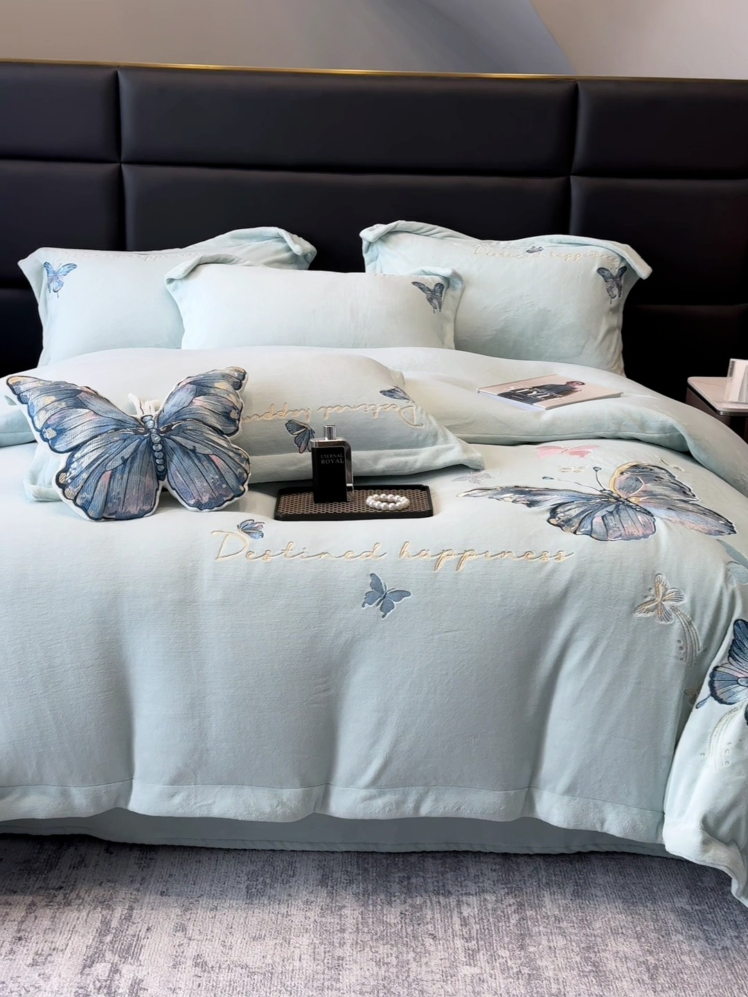 91家纺网 家纺一手货源 找家纺 手提包九斤重超厚绵密有肌氧绒刺绣四件套秋冬加厚保暖牛奶绒宝宝绒床上用品 宁静蓝-绒蝶舞-A类超厚绵密有肌氧绒