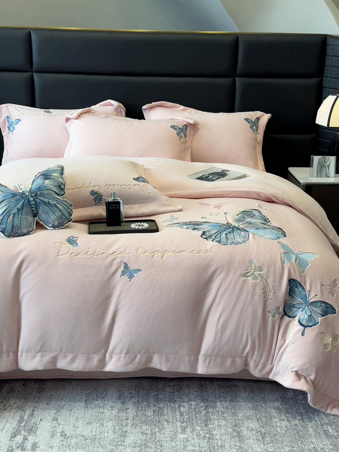 91家纺网 家纺一手货源 找家纺 手提包九斤重超厚绵密有肌氧绒刺绣四件套秋冬加厚保暖牛奶绒宝宝绒床上用品 蔷薇粉-绒蝶舞-A类超厚绵密有肌氧绒