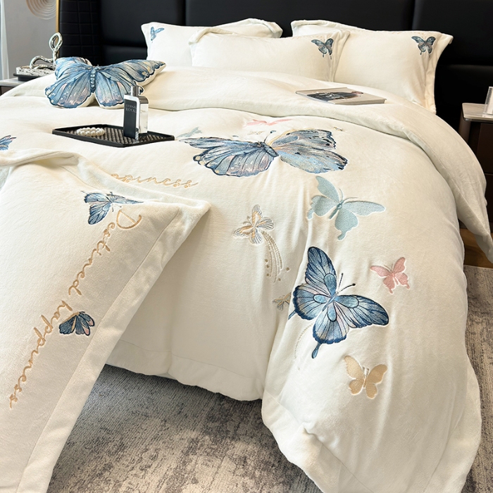 91家纺网 家纺一手货源 找家纺 手提包九斤重超厚绵密有肌氧绒刺绣四件套秋冬加厚保暖牛奶绒宝宝绒床上用品 米月白-绒蝶舞-A类超厚绵密有肌氧绒