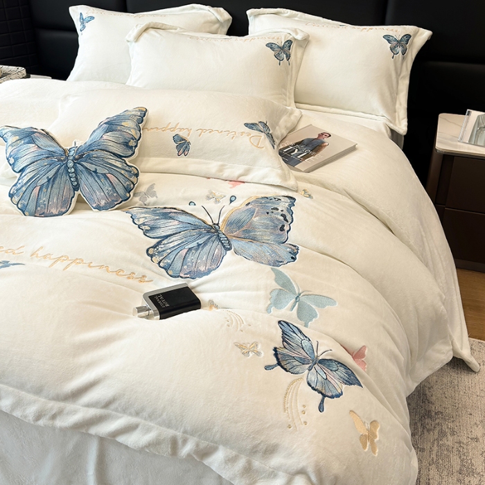 91家纺网 家纺一手货源 找家纺 手提包九斤重超厚绵密有肌氧绒刺绣四件套秋冬加厚保暖牛奶绒宝宝绒床上用品 米月白-绒蝶舞-A类超厚绵密有肌氧绒