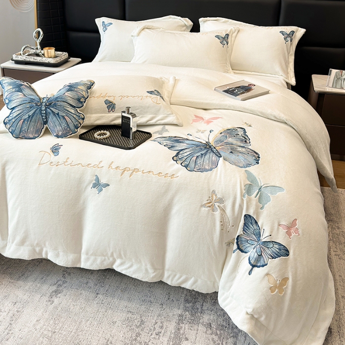 91家纺网 家纺一手货源 找家纺 手提包九斤重超厚绵密有肌氧绒刺绣四件套秋冬加厚保暖牛奶绒宝宝绒床上用品 米月白-绒蝶舞-A类超厚绵密有肌氧绒