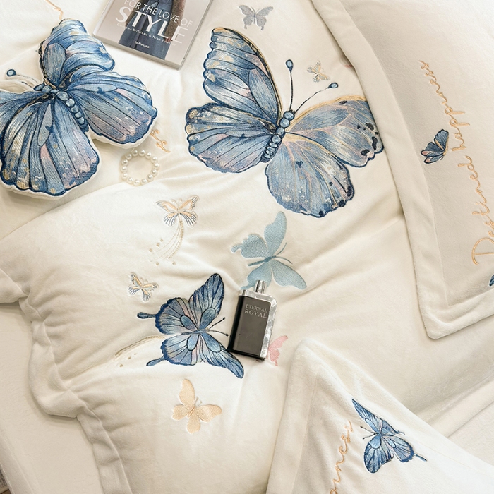 91家纺网 家纺一手货源 找家纺 手提包九斤重超厚绵密有肌氧绒刺绣四件套秋冬加厚保暖牛奶绒宝宝绒床上用品 米月白-绒蝶舞-A类超厚绵密有肌氧绒