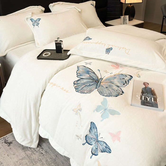 91家纺网 家纺一手货源 找家纺 手提包九斤重超厚绵密有肌氧绒刺绣四件套秋冬加厚保暖牛奶绒宝宝绒床上用品 米月白-绒蝶舞-A类超厚绵密有肌氧绒