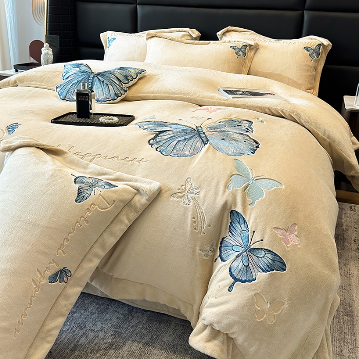 91家纺网 家纺一手货源 找家纺 手提包九斤重超厚绵密有肌氧绒刺绣四件套秋冬加厚保暖牛奶绒宝宝绒床上用品 浅米灰-绒蝶舞-A类超厚绵密有肌氧绒