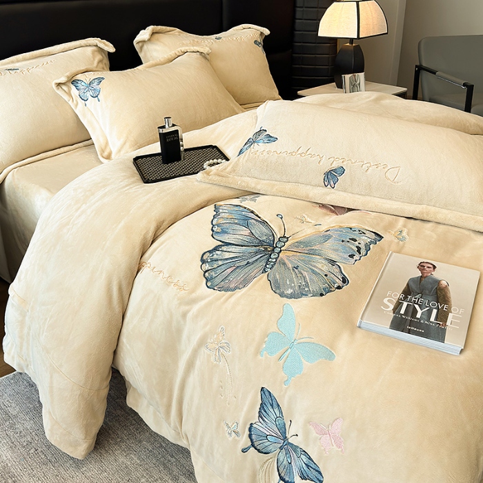 91家纺网 家纺一手货源 找家纺 手提包九斤重超厚绵密有肌氧绒刺绣四件套秋冬加厚保暖牛奶绒宝宝绒床上用品 浅米灰-绒蝶舞-A类超厚绵密有肌氧绒