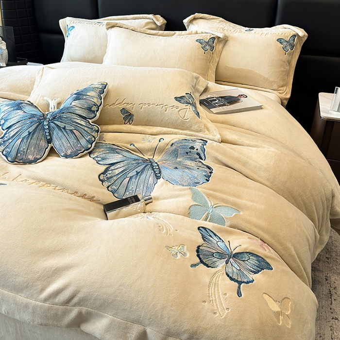 91家纺网 家纺一手货源 找家纺 手提包九斤重超厚绵密有肌氧绒刺绣四件套秋冬加厚保暖牛奶绒宝宝绒床上用品 浅米灰-绒蝶舞-A类超厚绵密有肌氧绒