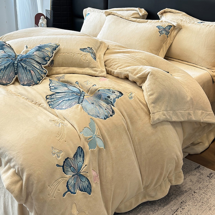 91家纺网 家纺一手货源 找家纺 手提包九斤重超厚绵密有肌氧绒刺绣四件套秋冬加厚保暖牛奶绒宝宝绒床上用品 浅米灰-绒蝶舞-A类超厚绵密有肌氧绒