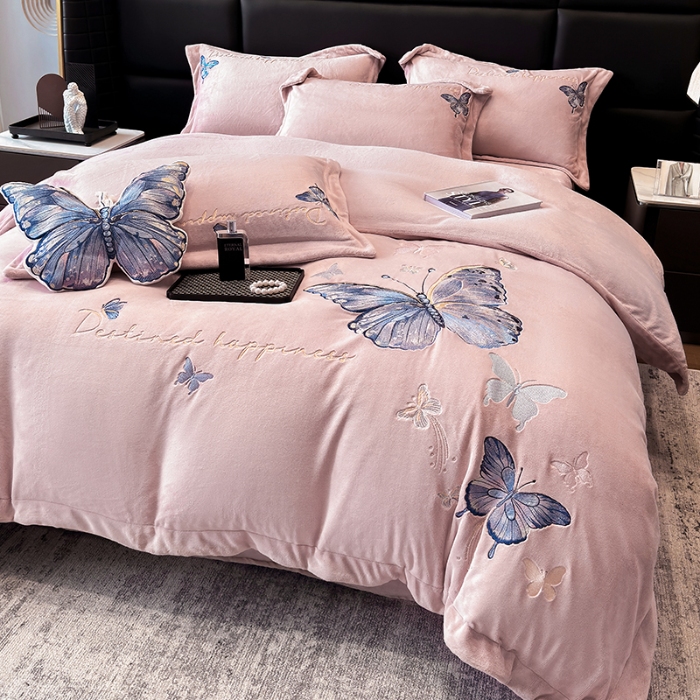 91家纺网 家纺一手货源 找家纺 手提包九斤重超厚绵密有肌氧绒刺绣四件套秋冬加厚保暖牛奶绒宝宝绒床上用品 豆沙紫-绒蝶舞-A类超厚绵密有肌氧绒