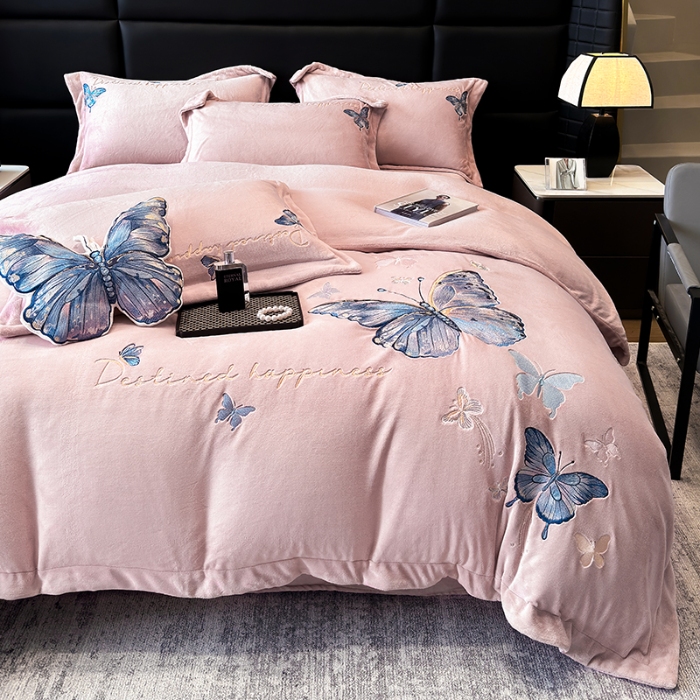 91家纺网 家纺一手货源 找家纺 手提包九斤重超厚绵密有肌氧绒刺绣四件套秋冬加厚保暖牛奶绒宝宝绒床上用品 豆沙紫-绒蝶舞-A类超厚绵密有肌氧绒