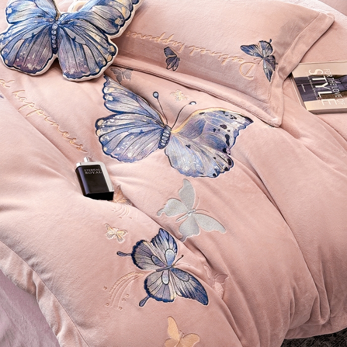 91家纺网 家纺一手货源 找家纺 手提包九斤重超厚绵密有肌氧绒刺绣四件套秋冬加厚保暖牛奶绒宝宝绒床上用品 豆沙紫-绒蝶舞-A类超厚绵密有肌氧绒