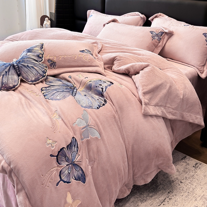 91家纺网 家纺一手货源 找家纺 手提包九斤重超厚绵密有肌氧绒刺绣四件套秋冬加厚保暖牛奶绒宝宝绒床上用品 豆沙紫-绒蝶舞-A类超厚绵密有肌氧绒