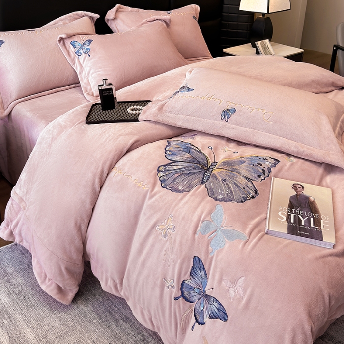 91家纺网 家纺一手货源 找家纺 手提包九斤重超厚绵密有肌氧绒刺绣四件套秋冬加厚保暖牛奶绒宝宝绒床上用品 豆沙紫-绒蝶舞-A类超厚绵密有肌氧绒