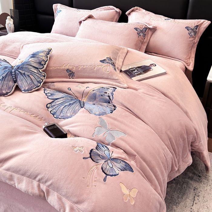 91家纺网 家纺一手货源 找家纺 手提包九斤重超厚绵密有肌氧绒刺绣四件套秋冬加厚保暖牛奶绒宝宝绒床上用品 豆沙紫-绒蝶舞-A类超厚绵密有肌氧绒