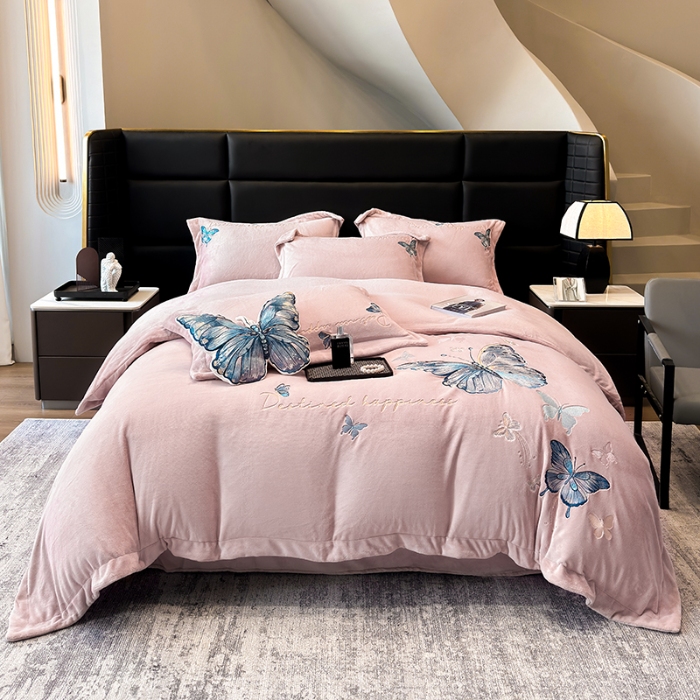 91家纺网 家纺一手货源 找家纺 手提包九斤重超厚绵密有肌氧绒刺绣四件套秋冬加厚保暖牛奶绒宝宝绒床上用品 豆沙紫-绒蝶舞-A类超厚绵密有肌氧绒