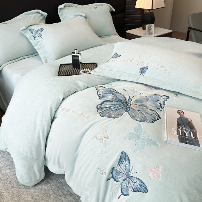 91家纺网 家纺一手货源 找家纺 手提包九斤重超厚绵密有肌氧绒刺绣四件套秋冬加厚保暖牛奶绒宝宝绒床上用品 宁静蓝-绒蝶舞-A类超厚绵密有肌氧绒