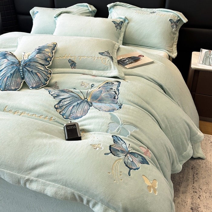 91家纺网 家纺一手货源 找家纺 手提包九斤重超厚绵密有肌氧绒刺绣四件套秋冬加厚保暖牛奶绒宝宝绒床上用品 宁静蓝-绒蝶舞-A类超厚绵密有肌氧绒