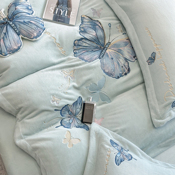 91家纺网 家纺一手货源 找家纺 手提包九斤重超厚绵密有肌氧绒刺绣四件套秋冬加厚保暖牛奶绒宝宝绒床上用品 宁静蓝-绒蝶舞-A类超厚绵密有肌氧绒