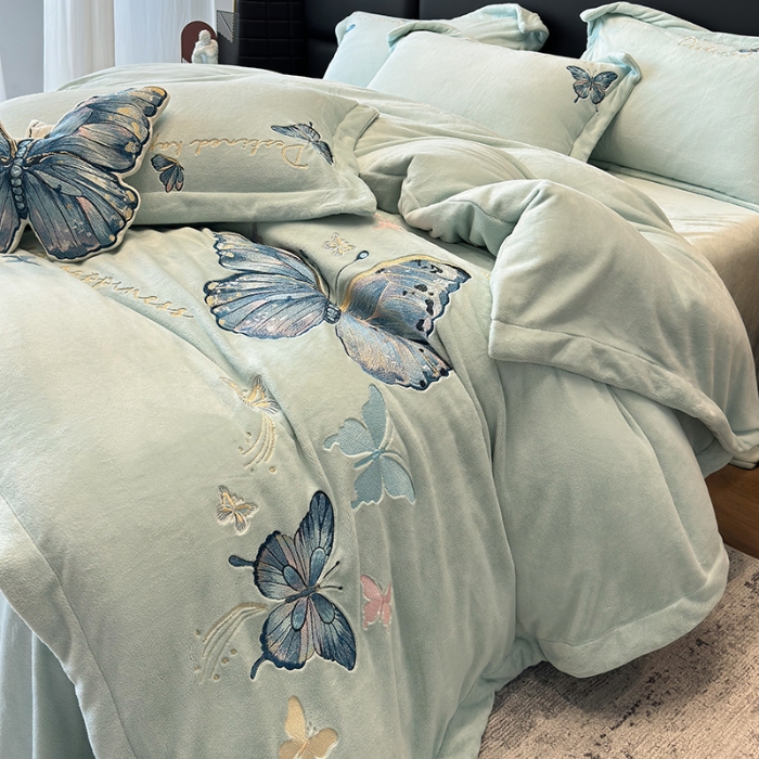 91家纺网 家纺一手货源 找家纺 手提包九斤重超厚绵密有肌氧绒刺绣四件套秋冬加厚保暖牛奶绒宝宝绒床上用品 宁静蓝-绒蝶舞-A类超厚绵密有肌氧绒