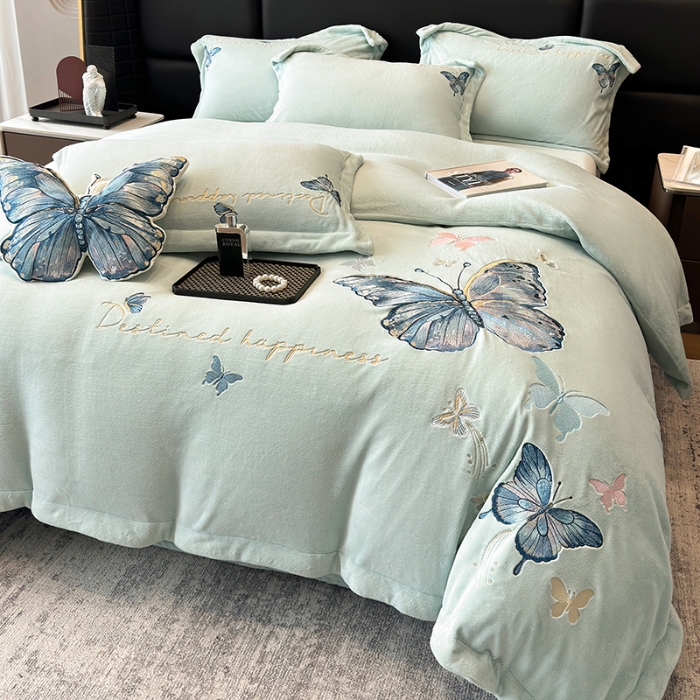 91家纺网 家纺一手货源 找家纺 手提包九斤重超厚绵密有肌氧绒刺绣四件套秋冬加厚保暖牛奶绒宝宝绒床上用品 宁静蓝-绒蝶舞-A类超厚绵密有肌氧绒