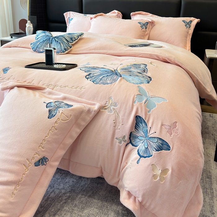 91家纺网 家纺一手货源 找家纺 手提包九斤重超厚绵密有肌氧绒刺绣四件套秋冬加厚保暖牛奶绒宝宝绒床上用品 蔷薇粉-绒蝶舞-A类超厚绵密有肌氧绒