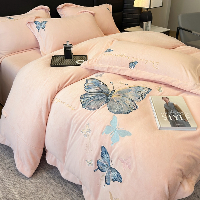 91家纺网 家纺一手货源 找家纺 手提包九斤重超厚绵密有肌氧绒刺绣四件套秋冬加厚保暖牛奶绒宝宝绒床上用品 蔷薇粉-绒蝶舞-A类超厚绵密有肌氧绒