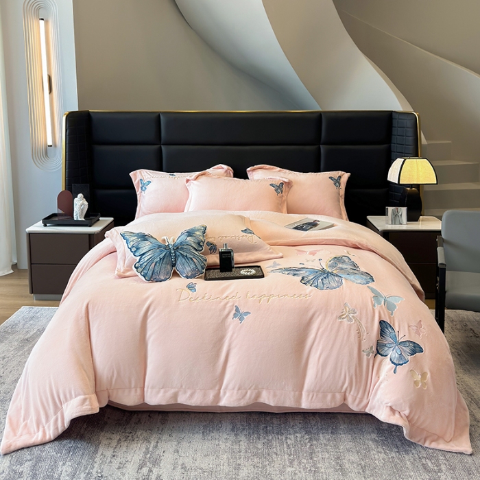 91家纺网 家纺一手货源 找家纺 手提包九斤重超厚绵密有肌氧绒刺绣四件套秋冬加厚保暖牛奶绒宝宝绒床上用品 蔷薇粉-绒蝶舞-A类超厚绵密有肌氧绒