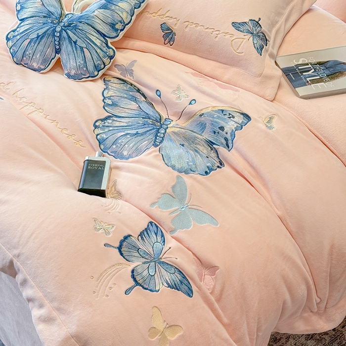 91家纺网 家纺一手货源 找家纺 手提包九斤重超厚绵密有肌氧绒刺绣四件套秋冬加厚保暖牛奶绒宝宝绒床上用品 蔷薇粉-绒蝶舞-A类超厚绵密有肌氧绒