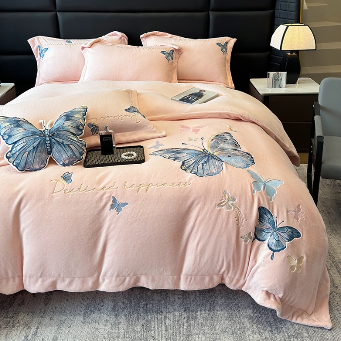 91家纺网 家纺一手货源 找家纺 手提包九斤重超厚绵密有肌氧绒刺绣四件套秋冬加厚保暖牛奶绒宝宝绒床上用品 蔷薇粉-绒蝶舞-A类超厚绵密有肌氧绒