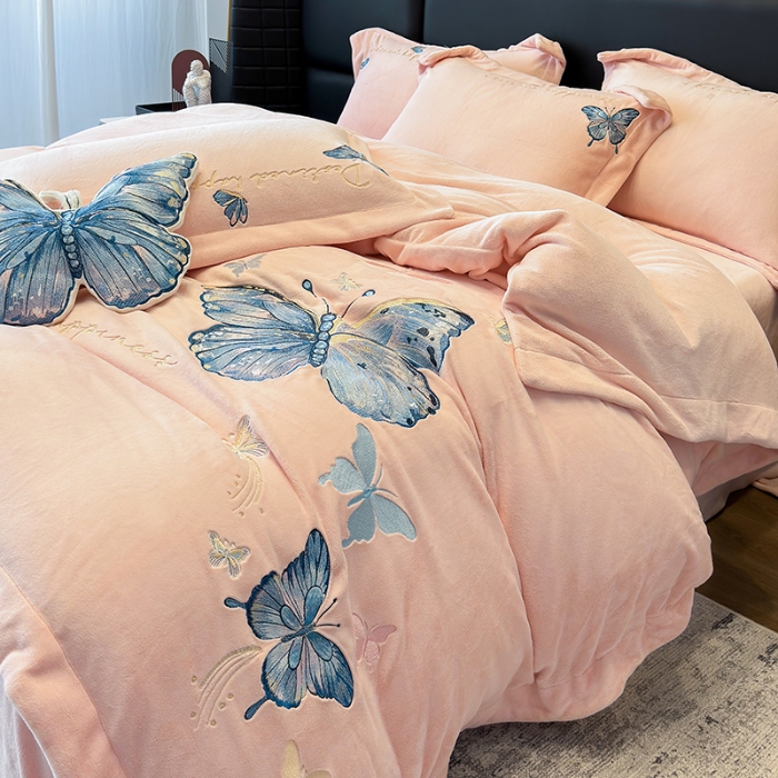 91家纺网 家纺一手货源 找家纺 手提包九斤重超厚绵密有肌氧绒刺绣四件套秋冬加厚保暖牛奶绒宝宝绒床上用品 蔷薇粉-绒蝶舞-A类超厚绵密有肌氧绒