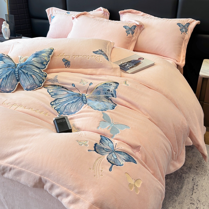 91家纺网 家纺一手货源 找家纺 手提包九斤重超厚绵密有肌氧绒刺绣四件套秋冬加厚保暖牛奶绒宝宝绒床上用品 蔷薇粉-绒蝶舞-A类超厚绵密有肌氧绒