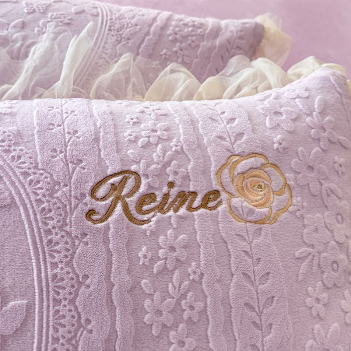 91家纺网 家纺一手货源 找家纺 2025苏米娜360g全消光牛奶绒工艺款蕾丝盘花立体雕花绒牛奶绒四件套刺绣绣花套件 安琪-梦幻紫