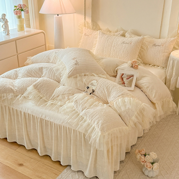 91家纺网 家纺一手货源 找家纺 2025苏米娜360g全消光牛奶绒工艺款蕾丝盘花立体雕花绒牛奶绒四件套刺绣绣花套件 安琪-奶油白 