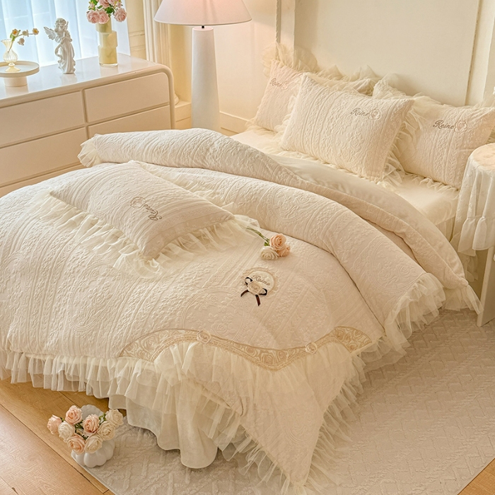 91家纺网 家纺一手货源 找家纺 2025苏米娜360g全消光牛奶绒工艺款蕾丝盘花立体雕花绒牛奶绒四件套刺绣绣花套件 安琪-奶油白 