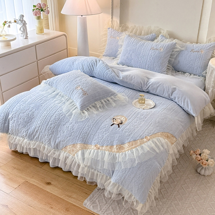 91家纺网 家纺一手货源 找家纺 2025苏米娜360g全消光牛奶绒工艺款蕾丝盘花立体雕花绒牛奶绒四件套刺绣绣花套件 安琪-天空蓝