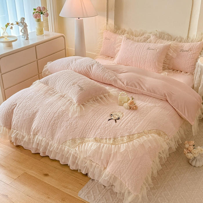 91家纺网 家纺一手货源 找家纺 2025苏米娜360g全消光牛奶绒工艺款蕾丝盘花立体雕花绒牛奶绒四件套刺绣绣花套件  安琪-珍珠粉