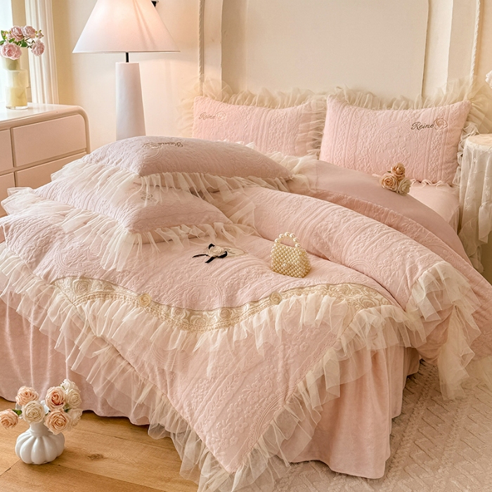 91家纺网 家纺一手货源 找家纺 2025苏米娜360g全消光牛奶绒工艺款蕾丝盘花立体雕花绒牛奶绒四件套刺绣绣花套件  安琪-珍珠粉