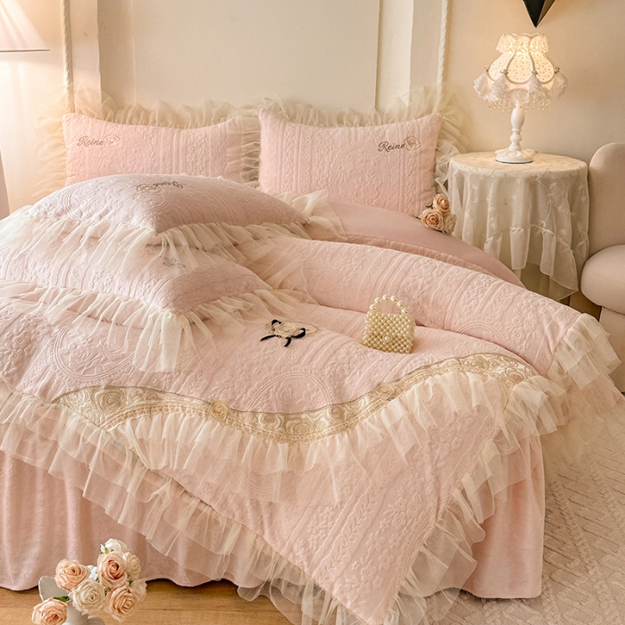 91家纺网 家纺一手货源 找家纺 2025苏米娜360g全消光牛奶绒工艺款蕾丝盘花立体雕花绒牛奶绒四件套刺绣绣花套件  安琪-珍珠粉